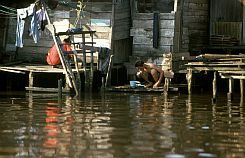 Banjarmasin: Mann putzt sich die Zhne im Kanal