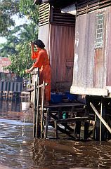 Banjarmasin: Frau schpft Trinkwasser aus dem Kanal