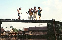 Banjarmasin: Kinder auf einer Brcke