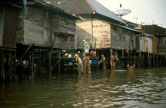 Banjarmasin: Menschen waschen sich im Kanal