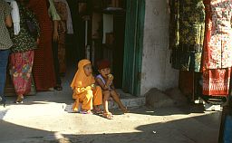 Banjarmasin: Ein Junge und ein Mdchen sitzen auf der Trschwelle eines Geschfts
