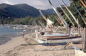 Senggigi: Fischerboote am Strand