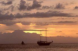 Senggigi: Sonnenuntergang mit Gunung Agung auf Bali