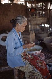 Alte Frau auf Gili Re