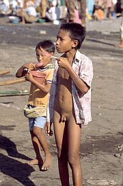 Tanjung Luar: Junge ohne Hose leckt Eis