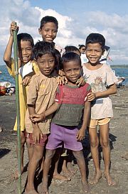 Tanjung Luar: Kinder