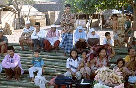 Tanjung Luar: Wartende Leute