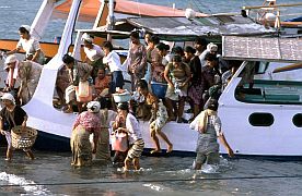 Boote bringen die Menschen von den Inseln nach Tanjung Luar