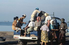 Tanjung Luar: Marktfrauen auf einem Pickup