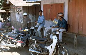 Motorrad-Taxi-Stand (Ojek) in Lilir