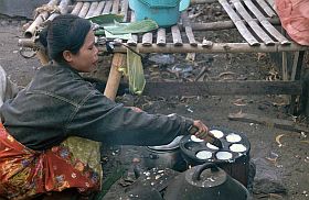 Tanjung Luar: Reiskuchen werden gebacken