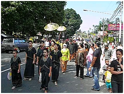 Senggigi: Hochzeitszug