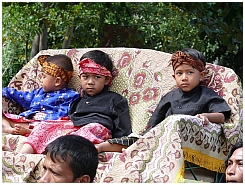 Senggigi: Kinder, die beschnitten sind, im Hochzeitszug