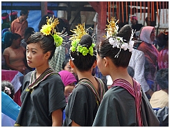 Senggigi: Traditionelle Hochzeit - Brautjungfern