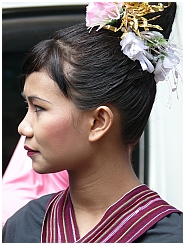 Traditionelle Sasak-Hochzeit: Brautjungfer