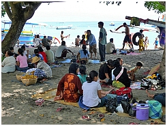 Senggigi: Strandleben am Sonntag