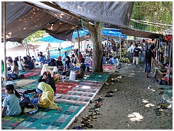 Senggigi: Strandleben am Sonntag