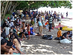 Senggigi: Strandleben am Sonntag