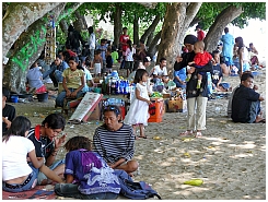 Senggigi: Strandleben am Sonntag