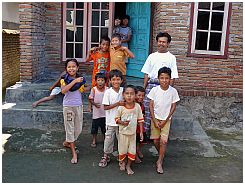 Kuang Derek bei Sakra: Kinder