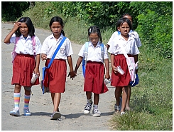 Schulkinder bei Ulur Agung