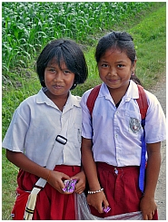 Schulkinder bei Ulur Agung
