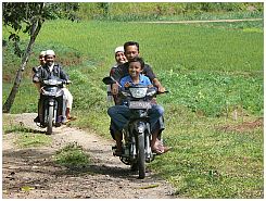 Ojeks (Motorradtaxis) auf der Piste