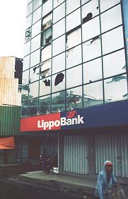 Ambon: Teilweise zerstrte Bank