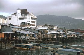 Ambon: Huser am Hafen