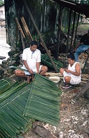 Aus Sago-Palmblttern wird eine Dachbedeckung fabriziert (bei Tulehu)