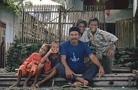 Mann und Kinder in Tengah Tengah