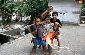 Kinder in Tengah Tengah