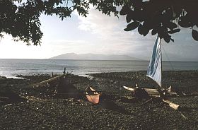 Kste bei Negeri Lima, im Hintergrund die Insel Ceram