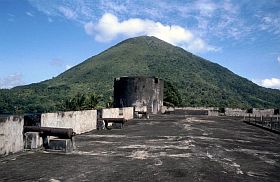 Banda Neira: Fort Belgica, im Hintergrund der Vulkan Gunung Api
