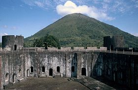 Banda Neira: Fort Belgica, im Hintergrund der Vulkan Gunung Api