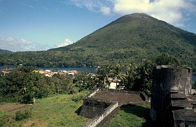 Banda Neira: Blick auf Ort und Gunung Api