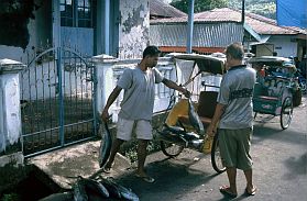 Banda Neira: Fischtransport mit dem Becak, der Fahrradrikscha