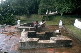 Banda Besar: Kolonialer Brunnen im Dorf Lontar