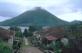 Banda Besar: Dorf Lontar mit Blick auf Gunung Api