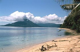 Insel Ai: Strand mit Blick auf Gunung Api und Insel Banda Besar