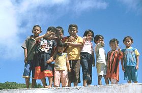 Insel Ai: Kinder auf dem Pier