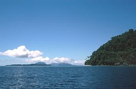 Die Inseln Ai, Gunung Api und Banda Besar im Hintergrund