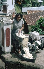 Insel Run: Frau an einer kleinen Maschine, die Maniokherstellt
