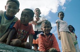 Insel Run: Kinder auf dem Pier