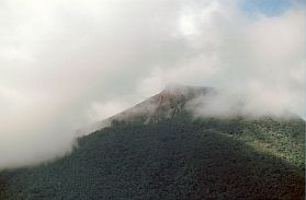 Gunung Api hllt sich in Wolken