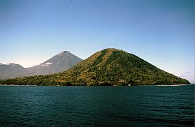 Tidore mit der vorgelagerten Insel Maitara