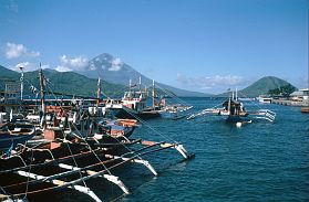 Ternate City: Fischerboote (Bagans) im Hafen