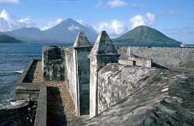 Ternate: Fort Kalamata/Kayu Merah, Tidore im Hintergrund