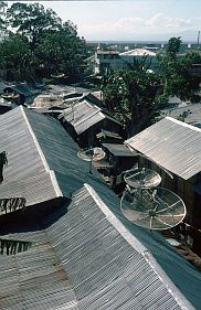 Ternate: Blick auf Wellblechdcher von der Mauer des Fort Oranje