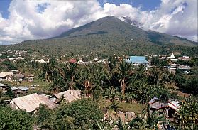 Gunung Gamalama dominiert die Landschaft